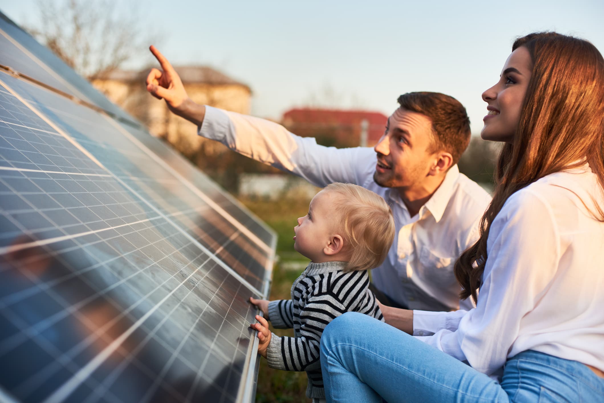 Foto: Familie und Solar Panel