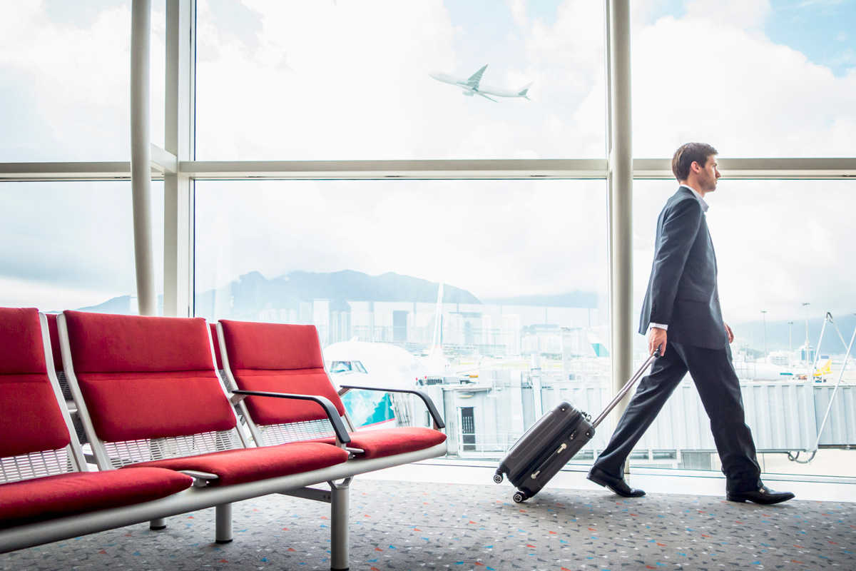 TravelCheck-in: jacket off, belt off, laptop off. Okay, then also shoes off and smile. After all, we all want to fly safely. Put the shoes back on. The belt and jacket are still in the box on the conveyor belt. The laptop is missing. And now take a deep breath.