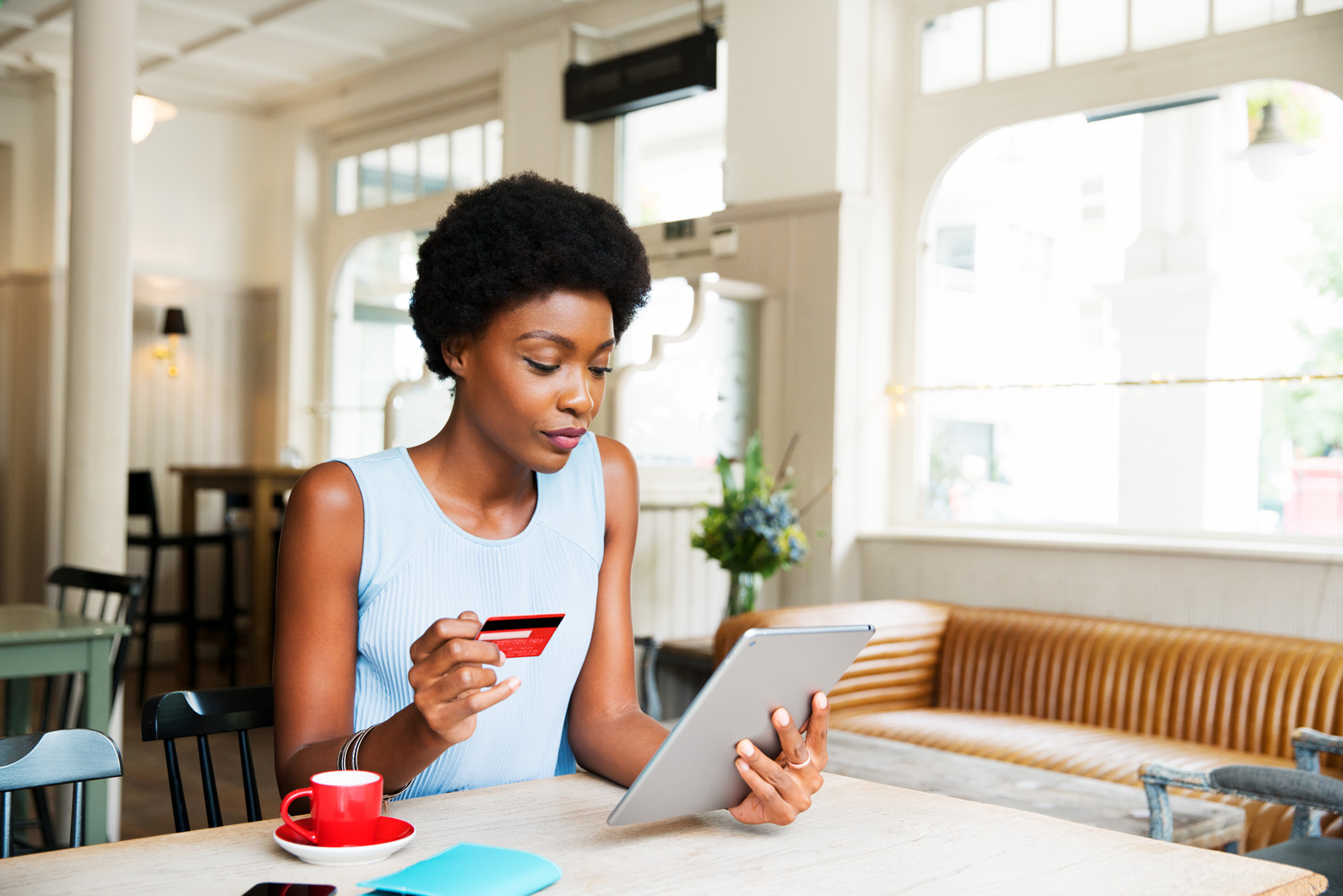 Sicher Shopping?  Am liebsten mit Kreditkarte. Denn die ist spätestens seit der Covid-Ära eins der beliebtesten Zahlungsmittel und für Internetkäufe nicht wegzudenken: Shop öffnen, Ware wählen und einfach mit der Kreditkarte den sicheren Bezahlweg gehen. Umso wichtiger, wenn die Kreditkarte ein paar Extras mitbringt, die den Einkauf oder die Lieferung an sich schützen. 