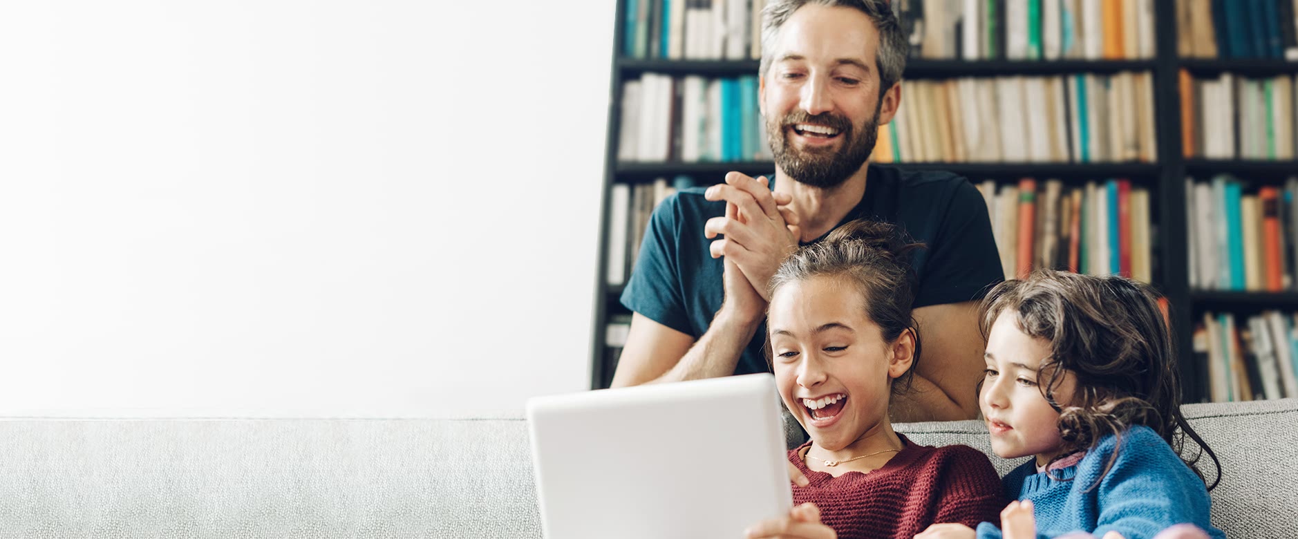 Societe Generale Insurance | Foto: Elternteil und Kinder im Wohnzimmer