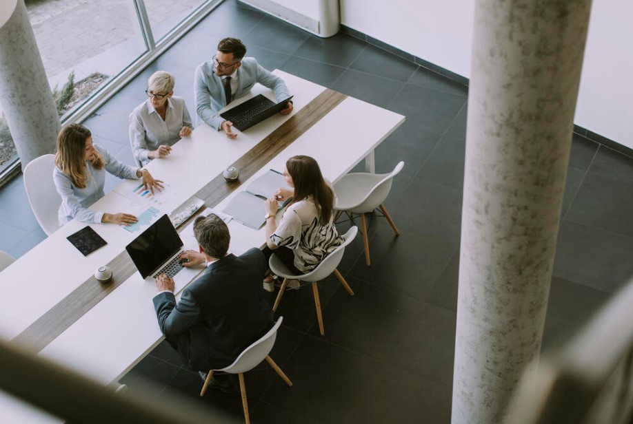 Foto: Verhandlung / Meeting an einem Tisch