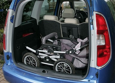 kinderwagen-im-kofferraum-1708681334.jpg